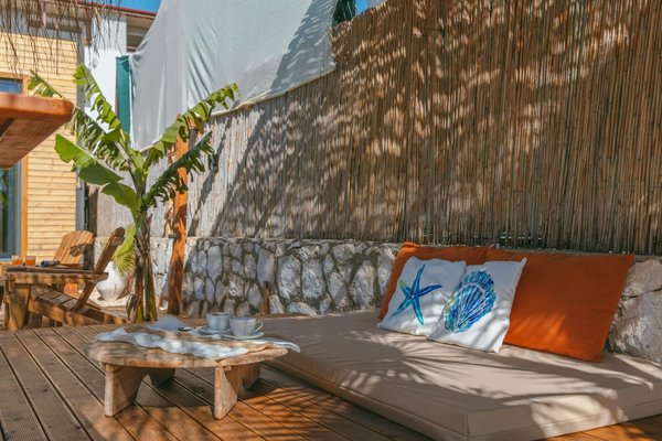 How can you explore the literary history of Bath while taking in its beautiful architecture?